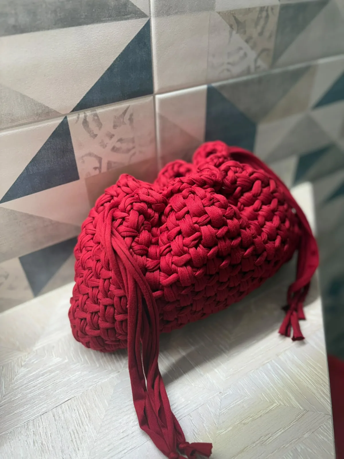 Pouch Bag crochet rossa con nappe e tracolla intrecciata